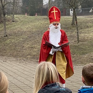 Gespannt warten die Kinder auf den     Hl. Nikolaus.