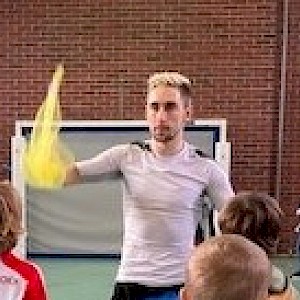 Schüler lernen das Jonglieren
