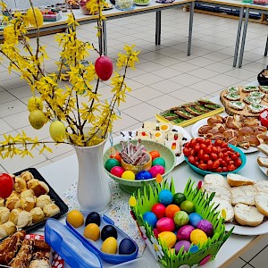 Großes Osterbuffet in der Aula